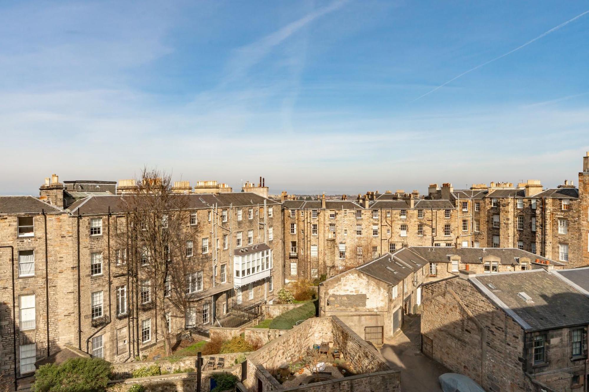Dragon Suites Luxury Apartments At 9 Albyn Place, Edinburgh